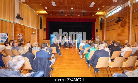 Migration begrenzen, Integration fördern Bild: CSU-Diskussion zu Migration und Integration mit v. l. Andreas Laacke Stellv. Bezirksvorsitzender AK Polizei und innere Sicherheit, Thorsten Grimm Stellv. Bundesvorsitzender Deutsche Polizeigewerkschaft, Alexander Hoffmann MdB Parl. Geschäftsführer der CSU im Bundestag, Sandro Kirchner MdL Staatssekretär im Bay. Staatsministerium und Anja Weisgeber MdB CSU-Kreisvorsitzende Schweinfurt-Land. *** Limit migration, promote integration Picture CSU discussion on migration and integration with from left Andreas Laacke Deputy District Chairman of the AK Po Stock Photo