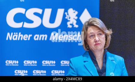 Migration begrenzen, Integration fördern Bild: Anja Weisgeber MdB CSU-Kreisvorsitzende Schweinfurt-Land. *** Limit migration, promote integration Picture Anja Weisgeber MdB CSU District Chairwoman Schweinfurt Land Copyright: Stock Photo