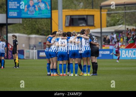 Crawley, UK. 04th May, 2024. Crawley, England, May 4th 2024: Brighton players huddle ahead of the Barclays Womens Super League game between Brighton and Aston Villa at Broadfield Stadium, Crawley. (Tom Phillips/SPP) Credit: SPP Sport Press Photo. /Alamy Live News Stock Photo