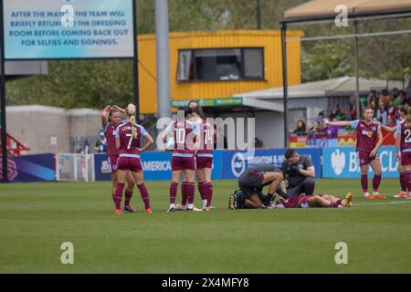 Crawley, UK. 04th May, 2024. Crawley, England, May 4th 2024: Aston Villa players huddle during the Barclays Womens Super League game between Brighton and Aston Villa at Broadfield Stadium, Crawley. (Tom Phillips/SPP) Credit: SPP Sport Press Photo. /Alamy Live News Stock Photo