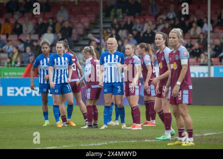 Crawley, UK. 04th May, 2024. Crawley, England, May 4th 2024: Both sets of players linger in the box during the Barclays Womens Super League game between Brighton and Aston Villa at Broadfield Stadium, Crawley. (Tom Phillips/SPP) Credit: SPP Sport Press Photo. /Alamy Live News Stock Photo