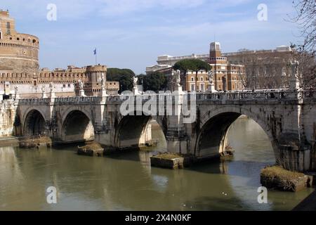 Ponte Sant'Angelo bridge crossing the river Tiber and Castel Sant'Angelo, mausoleum of Hadrian, Rome, Italy Stock Photo
