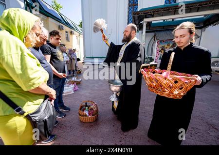 Kyiv, Kyiv Oblast, Ukraine. 4th May, 2024. Traditional Ukrainian consecration of Easter baskets at Saint Theodosius Pechersky Monastery in preparation for the Easter festivities.The baskets usually include eggs, wine and paska, a traditional bread and cake. (Credit Image: © Andreas Stroh/ZUMA Press Wire) EDITORIAL USAGE ONLY! Not for Commercial USAGE! Stock Photo