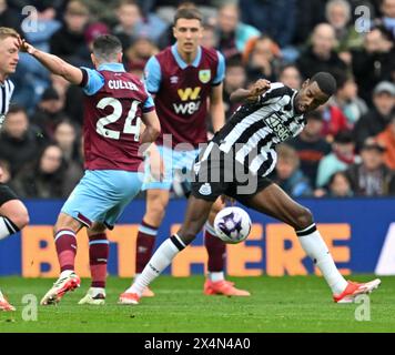 Turf Moor, Burnley, Lancashire, UK. 4th May, 2024. Premier League Football, Burnley versus Newcastle United; Alexander Isak of Newcastle tries to control the loose ball Credit: Action Plus Sports/Alamy Live News Stock Photo
