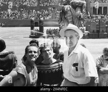 WILLIAM WYLER poses with CHARLTON HESTON and STEPHEN BOYD on the large circus arena set constructed for the chariot race in BEN HUR 1959 Director WILLIAM WYLER Novel LEW WALLACE Music MIKLOS ROZSA Costume Design ELIZABETH HAFFENDEN Metro Goldwyn Mayer Stock Photo