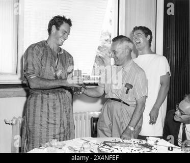 CHARLTON HESTON, WILLIAM WYLER and STEPHEN BOYD in a relaxed moment during the production of BEN HUR 1959 Director WILLIAM WYLER Novel LEW WALLACE Music MIKLOS ROZSA Costume Design ELIZABETH HAFFENDEN Metro Goldwyn Mayer Stock Photo