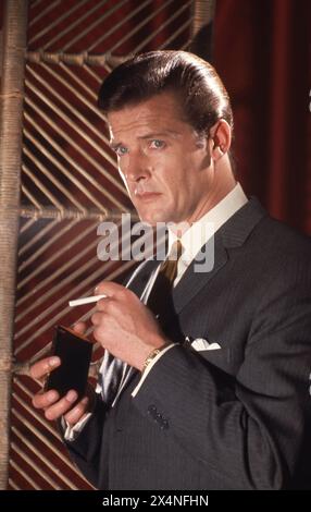 Mid 1960s Publicity Portrait of ROGER MOORE as Simon Templar in THE SAINT TV Series Based on the novels by LESLIE CHARTERIS Music EDWIN ASTLEY  Producer ROBERT S. BAKER Bamore / Incorporated Television Company (ITC) Stock Photo