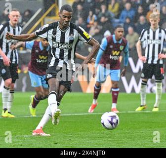 Turf Moor, Burnley, Lancashire, UK. 4th May, 2024. Premier League Football, Burnley versus Newcastle United; Alexander Isak of Newcastle takes the penalty kick but the shot is saved Credit: Action Plus Sports/Alamy Live News Stock Photo