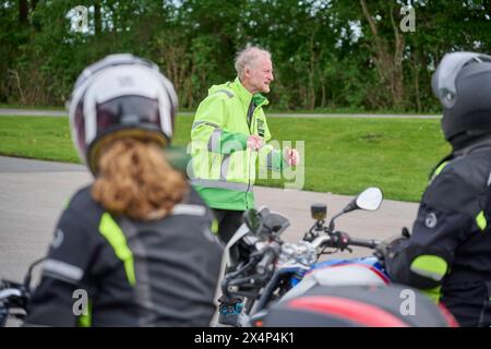 Fahrsicherheitstraining für Motoradfahrer In Essen fand auf dem Verkehrsübungsplatz in Frillendorf ein Fahrsicherheitstraining für Motoradfahrer / innen statt. Organisiert wird dieses Training von der Detuschen Verkehrswacht Ortsverein Essen. Es nahmen Teilnehmer / innen mit verschiedensten Motoradklassen teil. Sie sollten bei den verschiedenen Übungen ein Gefühl für ihr Maschinen entwicklen. Essen Frillendorf *** Driving safety training for motorcyclists A driving safety training course for motorcyclists took place in Essen at the Frillendorf traffic practice area This training course was org Stock Photo