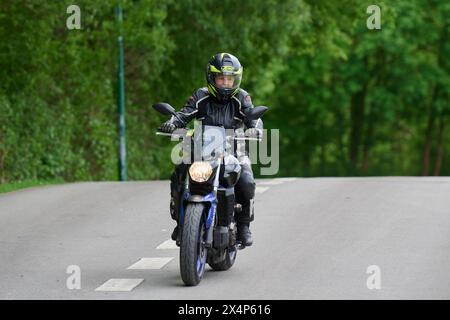 Fahrsicherheitstraining für Motoradfahrer In Essen fand auf dem Verkehrsübungsplatz in Frillendorf ein Fahrsicherheitstraining für Motoradfahrer / innen statt. Organisiert wird dieses Training von der Detuschen Verkehrswacht Ortsverein Essen. Es nahmen Teilnehmer / innen mit verschiedensten Motoradklassen teil. Sie sollten bei den verschiedenen Übungen ein Gefühl für ihr Maschinen entwicklen. Essen Frillendorf *** Driving safety training for motorcyclists A driving safety training course for motorcyclists took place in Essen at the Frillendorf traffic practice area This training course was org Stock Photo