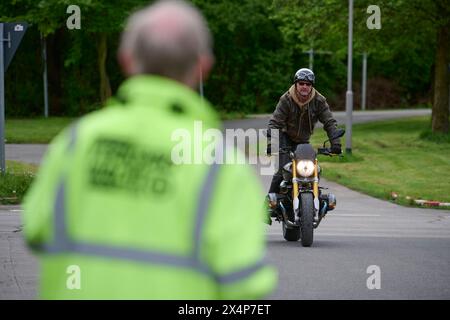 Fahrsicherheitstraining für Motoradfahrer In Essen fand auf dem Verkehrsübungsplatz in Frillendorf ein Fahrsicherheitstraining für Motoradfahrer / innen statt. Organisiert wird dieses Training von der Detuschen Verkehrswacht Ortsverein Essen. Es nahmen Teilnehmer / innen mit verschiedensten Motoradklassen teil. Sie sollten bei den verschiedenen Übungen ein Gefühl für ihr Maschinen entwicklen. Essen Frillendorf *** Driving safety training for motorcyclists A driving safety training course for motorcyclists took place in Essen at the Frillendorf traffic practice area This training course was org Stock Photo