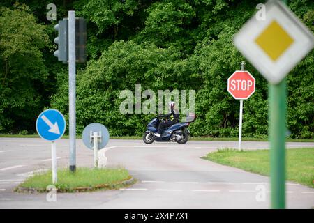 Fahrsicherheitstraining für Motoradfahrer In Essen fand auf dem Verkehrsübungsplatz in Frillendorf ein Fahrsicherheitstraining für Motoradfahrer / innen statt. Organisiert wird dieses Training von der Detuschen Verkehrswacht Ortsverein Essen. Es nahmen Teilnehmer / innen mit verschiedensten Motoradklassen teil. Sie sollten bei den verschiedenen Übungen ein Gefühl für ihr Maschinen entwicklen. Essen Frillendorf *** Driving safety training for motorcyclists A driving safety training course for motorcyclists took place in Essen at the Frillendorf traffic practice area This training course was org Stock Photo