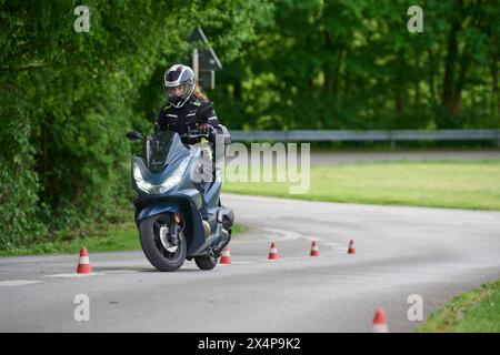 Fahrsicherheitstraining für Motoradfahrer In Essen fand auf dem Verkehrsübungsplatz in Frillendorf ein Fahrsicherheitstraining für Motoradfahrer / innen statt. Organisiert wird dieses Training von der Detuschen Verkehrswacht Ortsverein Essen. Es nahmen Teilnehmer / innen mit verschiedensten Motoradklassen teil. Sie sollten bei den verschiedenen Übungen ein Gefühl für ihr Maschinen entwicklen. Essen Frillendorf *** Driving safety training for motorcyclists A driving safety training course for motorcyclists took place in Essen at the Frillendorf traffic practice area This training course was org Stock Photo