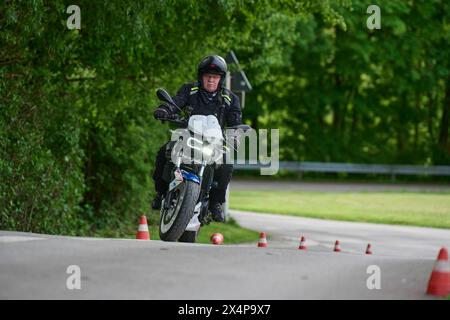 Fahrsicherheitstraining für Motoradfahrer In Essen fand auf dem Verkehrsübungsplatz in Frillendorf ein Fahrsicherheitstraining für Motoradfahrer / innen statt. Organisiert wird dieses Training von der Detuschen Verkehrswacht Ortsverein Essen. Es nahmen Teilnehmer / innen mit verschiedensten Motoradklassen teil. Sie sollten bei den verschiedenen Übungen ein Gefühl für ihr Maschinen entwicklen. Essen Frillendorf *** Driving safety training for motorcyclists A driving safety training course for motorcyclists took place in Essen at the Frillendorf traffic practice area This training course was org Stock Photo