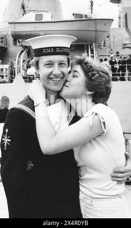 SAILOR MICHAEL CROOK WELCOMED HOME BY HIS GIRLFRIEND SALLY GEE WHEN HMS GLAMORGAN DOCKED AT PORTSMOUTH ON HER RETURN FROM THE FALKLANDS. 1982 PIC MIKE WALKER 1982 Stock Photo