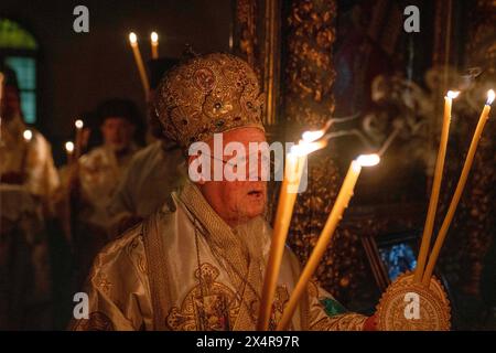 Fatih, Istanbul, Turkey. 5th May, 2024. Greek Orthodox Ecumenical Patriarch Bartholomew I of Constantinople, hold a candles at an Easter mass at St. George Church in Istanbul, early 5 May 2024. Bartholomew I is the spiritual leader of the Eastern Orthodox Christians worldwide. (Credit Image: © Tolga Uluturk/ZUMA Press Wire) EDITORIAL USAGE ONLY! Not for Commercial USAGE! Stock Photo