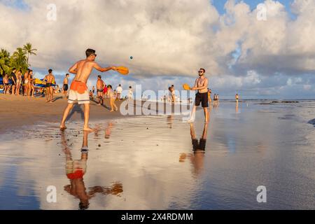 Guys playing frescobol paddleball on Itacimirim Beach, Praia de Itacimirim, Salvador, Bahia, Brazil Stock Photo