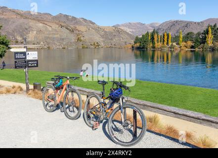 Cyclists on lakefront from Cromwell Heritage Precinct, Melmore Terrace, Cromwell (Tirau), Central Otago, Otago, New Zealand Stock Photo