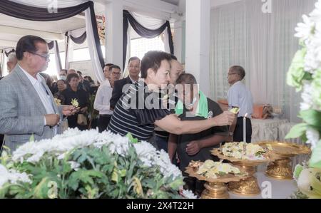 Phatthalung, Thailand- April 05, 2024: People wore black clothes and laid flowers to pay their respects at the cremation ceremony. Stock Photo