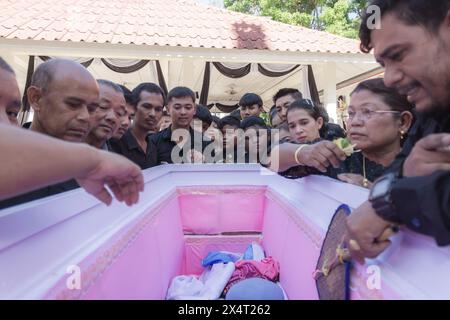 Phatthalung, Thailand- April 05, 2024: Opening the coffin of a dead person to give relatives a final look before putting it in the crematorium Stock Photo