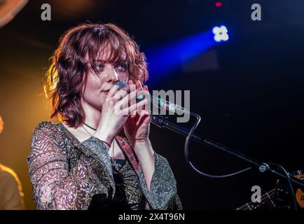 Leeds, UK. 4th May, 2024. Mollie McGinn, guitarist and singer of Irish rock duo Dea Matrona playing live at The Wardrobe the day after the release of their new album For Your Sins. Credit: ernesto rogata/Alamy Live News Stock Photo