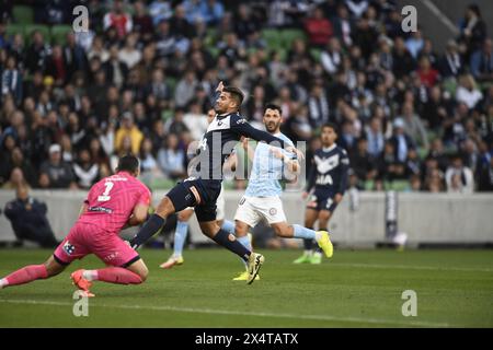 MELBOURNE, AUSTRALIA. 5 May 2024. Pictured: Frenchman Zinédine Machach(8) of Melbourne Victory takes a shot on goal during the A Leagues Soccer, Melbourne Victory FC v Melbourne City FC elimination series at Melbourne's AAMI Park. Credit: Karl Phillipson/Alamy Live News Stock Photo