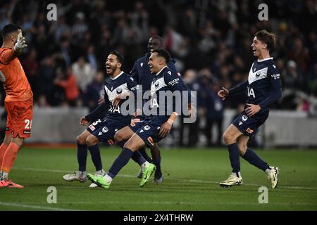 MELBOURNE, AUSTRALIA. 5 May 2024. Pictured: Melbourne Victory players celebrate goalkeeper Paul Izzy after knocking out arch rivals Melbourne City on penalties 3-2 to progress in the ALeague finals series during the A Leagues Soccer, Melbourne Victory FC v Melbourne City FC elimination series at Melbourne's AAMI Park. Credit: Karl Phillipson/Alamy Live News Stock Photo