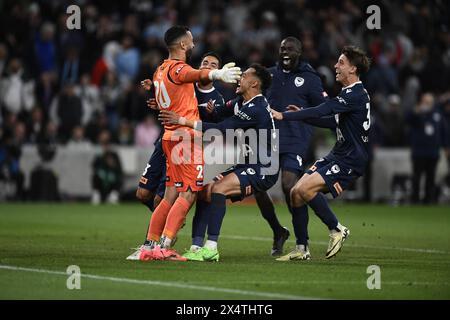MELBOURNE, AUSTRALIA. 5 May 2024. Pictured: Melbourne Victory players celebrate goalkeeper Paul Izzy after knocking out arch rivals Melbourne City on penalties 3-2 to progress in the ALeague finals series during the A Leagues Soccer, Melbourne Victory FC v Melbourne City FC elimination series at Melbourne's AAMI Park. Credit: Karl Phillipson/Alamy Live News Stock Photo