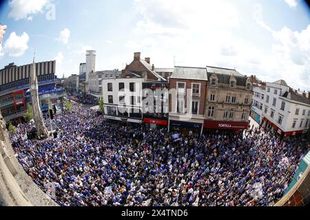 Leicester City fans gather at Gallowtree Gate ahead of an open-top bus parade in Leicester to celebrate winning the Sky Bet Championship title. Picture date: Sunday May 5, 2024. Stock Photo