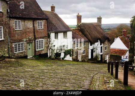 The view down Gold Hill, the steep cobbled street in Shaftesbury, Dorset used for the 1970’s Hovis advert, maybe one of the most nostalgic in England Stock Photo