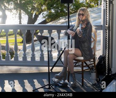 A violinist playing on the porch of a mansion in South Carolina Stock Photo