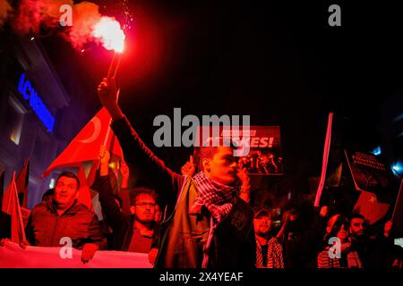 Istanbul, Turkey. 05th May, 2024. A man holds s flare during the march. Hundreds of people marched in Istanbul on the evening of May 5th to express their solidarity with the Palestinian people. The demonstrators condemned Israeli attacks and called for an immediate ceasefire and humanitarian aid access. The march echoed global calls for peace in the region. (Photo by Ibrahim Oner/SOPA Images/Sipa USA) Credit: Sipa USA/Alamy Live News Stock Photo