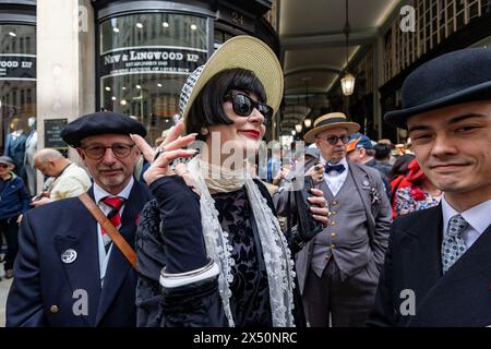 Pic shows: Fourth Grand Flaneur Walk on Sunday 5th May 2024. Assembling  beside the statue of Beau Brummell on Jermyn Street, London W1, today Dandies Stock Photo