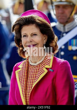 Stockholm, Schweden. 06th May, 2024. Queen Silvia of Sweden at Skeppsbron in Stockholm, on May 06, 2024, on the 1st of a 2 day State visit from Denmark to Sweden Credit: Albert Nieboer/Netherlands OUT/Point de Vue OUT/dpa/Alamy Live News Stock Photo