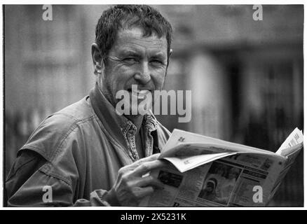 JOHN NETTLES, BATH, 1994: Actor John Nettles promoting his forthcoming play The Provok'd Wife at Theatre Royal in Bath, England, UK on 20 August 1994. This was a fallow period in his career between Bergerac and Midsomer Murders. Picture: Rob Watkins. INFO: John Nettles, a British actor born on October 11, 1943, in St Austell, Cornwall, gained fame for his roles in television dramas like 'Bergerac' and 'Midsomer Murders.' His versatile performances and commanding presence have made him a beloved figure in British television. Stock Photo