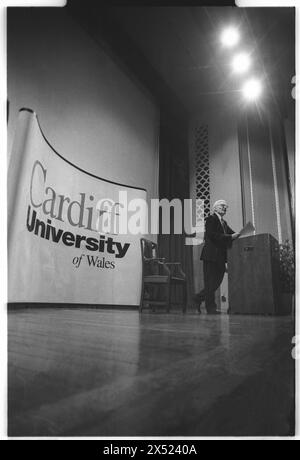 PETER SCHAFFER, PLAYWRIGHT, 1995: Playwright and screeenwriter Peter Shaffer gives a talk at Cardiff University, Cardiff, Wales, UK on 17 October 1995. Photo: Rob Watkins. INFO: Peter Shaffer, a British playwright born on May 15, 1926, in Liverpool, England, is celebrated for works like 'Equus' and 'Amadeus.' His masterful storytelling, rich characterizations, and exploration of psychological themes have earned him critical acclaim and numerous awards throughout his illustrious career. Stock Photo