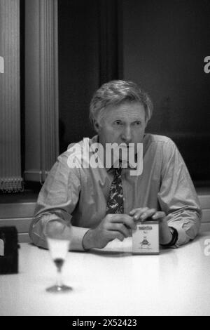 DAVID DIMBLEBY, BACKSTAGE, QUESTION TIME, 1994: A portriat of TV presenter and news anchor David Dimbleby with champagne and a box of cigars just after he took over as the new presenter of Question Time backstage after the show at ITV Studios, Culverhouse Cross in Cardiff, Wales, UK on 17 March 1994. Photo: Rob Watkins. Stock Photo