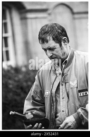 JOHN NETTLES, BATH, 1994: Actor John Nettles promoting his forthcoming play The Provok'd Wife at Theatre Royal in Bath, England, UK on 20 August 1994. This was a fallow period in his career between Bergerac and Midsomer Murders. Picture: Rob Watkins. INFO: John Nettles, a British actor born on October 11, 1943, in St Austell, Cornwall, gained fame for his roles in television dramas like 'Bergerac' and 'Midsomer Murders.' His versatile performances and commanding presence have made him a beloved figure in British television. Stock Photo