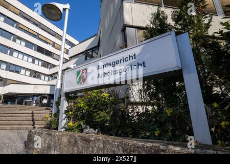 Amtsgericht und Arbeitsgericht Siegburg. 08.03.2024, Siegburg. Siegburg ist Sitz des Amtsgerichts Siegburg, das für die Städte Hennef, Lohmar, Niederkassel, Sankt Augustin, Siegburg und Troisdorf sowie für die Gemeinden Eitorf, Much, Neunkirchen-Seelscheid und Ruppichteroth im rechtsrheinischen Teil des Rhein-Sieg-Kreises zuständig ist. Foto: Eingangsbereich des Amtsgerichts und Arbeitsgicht Siegburg Siegburg Nordrhein-Westfalen Deutschland *** Siegburg Local Court and Labor Court 08 03 2024, Siegburg Siegburg is the seat of the Siegburg Local Court, which is responsible for the towns of Henne Stock Photo