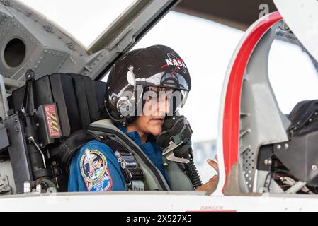 Houston, United States of America. 16 August, 2022. NASA Boeing Crew Flight Test astronaut Suni Williams, performs pre-flight checks in the T-38 jet aircraft at Ellington Field of the Johnson Space Center, August 16, 2022 in Houston, Texas. Williams has been chosen as one of the first astronauts to train for the Boeing Starliner spaceship. Credit: Robert Markowitz/NASA Photo/Alamy Live News Stock Photo