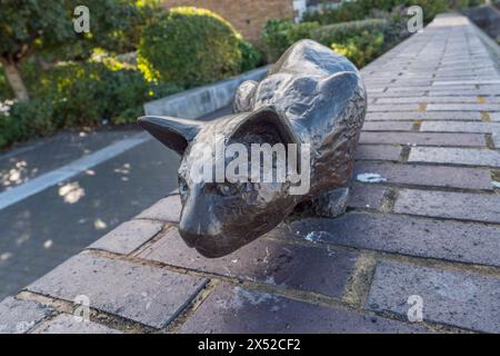 Memorial statue of a cat, part of 'Dr Salter's Daydream' by Diane Gorvin dedicated to Dr Alfred Salter, Bermondsey, London, UK. Stock Photo