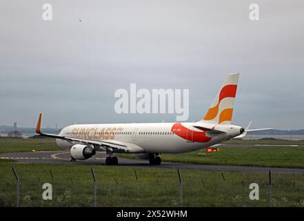 SUNCLASS AIRLINES AIRBUS A-321-211, OY-TCE, taxiing to runway 27 departure at LIVEPOOL JOHN LENNON AIRPORT, MERSEYSIDE for OSLO Stock Photo