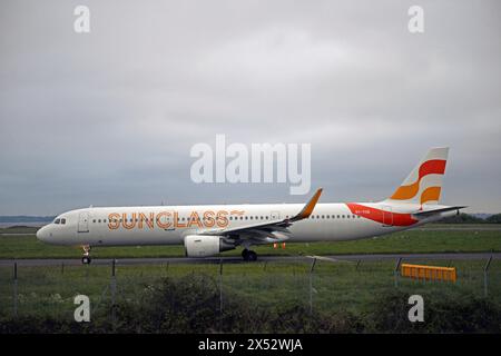 SUNCLASS AIRLINES AIRBUS A-321-211, OY-TCE, taxiing to runway 27 departure at LIVEPOOL JOHN LENNON AIRPORT, MERSEYSIDE for OSLO Stock Photo