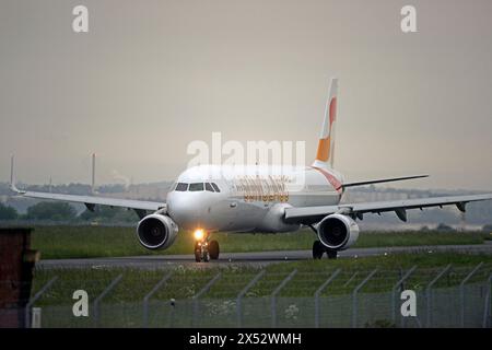 SUNCLASS AIRLINES AIRBUS A-321-211, OY-TCE, taxiing to runway 27 departure at LIVEPOOL JOHN LENNON AIRPORT, MERSEYSIDE for OSLO Stock Photo