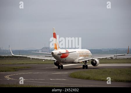 SUNCLASS AIRLINES AIRBUS A-321-211, OY-TCE, taxiing to runway 27 departure at LIVEPOOL JOHN LENNON AIRPORT, MERSEYSIDE for OSLO Stock Photo