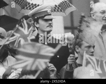 FALKLANDS VETERAN ROYAL MARINE MARK CURTIS WHO LOST A FOOT ON A LAND MINE AT THE VICTORY PARADE IN PORTSMOUTH 1982 PIC MIKE WALKER 1982 PIC MIKE WALKER, 1981 Stock Photo