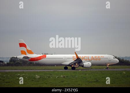 SUNCLASS AIRLINES AIRBUS A-321-211, OY-TCE, departing on runway 27 at LIVEPOOL JOHN LENNON AIRPORT, MERSEYSIDE for OSLO Stock Photo