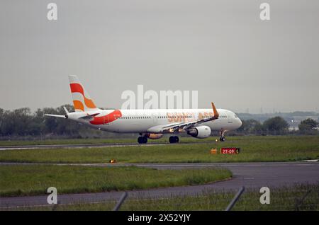 SUNCLASS AIRLINES AIRBUS A-321-211, OY-TCE, departing on runway 27 at LIVEPOOL JOHN LENNON AIRPORT, MERSEYSIDE for OSLO Stock Photo