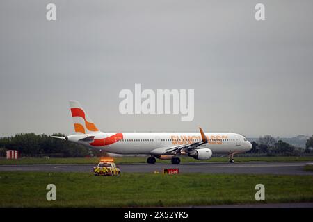 SUNCLASS AIRLINES AIRBUS A-321-211, OY-TCE, departing on runway 27 at LIVEPOOL JOHN LENNON AIRPORT, MERSEYSIDE for OSLO Stock Photo