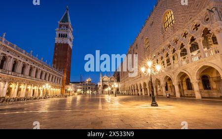 Illuminated Doge's Palace and St Mark's Basilica in Piazetta San Marco, Campanile bell tower, blue hour, St Mark's Square, Venice, Veneto, Italy Stock Photo